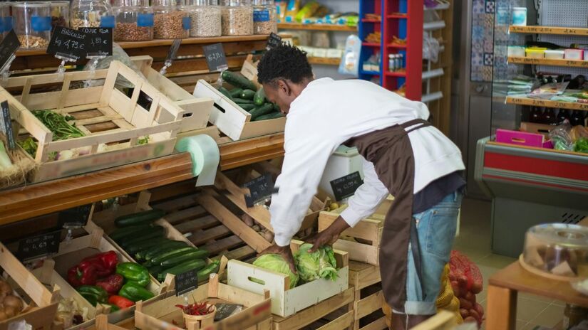 Para combater a falta de funcionários, as redes de supermercados estão adotando novas estratégias, como flexibilizar jornadas e buscar parcerias com programas sociais e jovens egressos do serviço militar/Pexels
