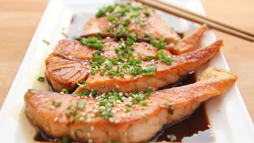 Marinar o peixe por alguns minutos com limão e ervas faz toda a diferença na textura e no aroma / Pixabay