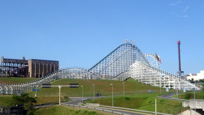 Vista da Montanha Russa Montezum do Parque Temático Hopi Hari / Heitor Carvalho Jorge/Wikimedia Commons
