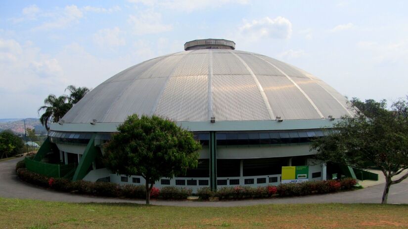 O ginásio municipal Antônio Elias / enioprado/Wikimedia Commons