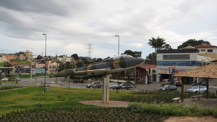 O avião AT-26 Xavante exposto na cidade / CoelhoVoador.net/Wikimedia Commons