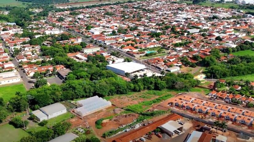 Ateliês, fábricas e lojas especializadas transformaram a cidade em um polo de bordados personalizados / Fotos: Reprodução Youtube/ Em cantos do interior