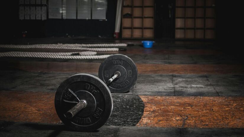 Ao realizar os exercícios da forma correta, o atleta consegue manter o sistema hormonal mais equilibrado e acumular um volume total de trabalho muito maior ao longo da semana (Leon Mart/Pexels/Imagem Meramente Ilustrativa)