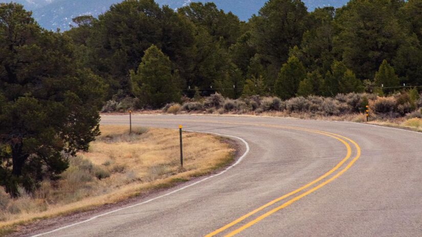 Reduza a velocidade e aumente a distância do veículo à frente. Em caso de aquaplanagem (perda de contato do pneu com o asfalto), mantenha a calma, segure firme o volante e não freie bruscamente/Pexels