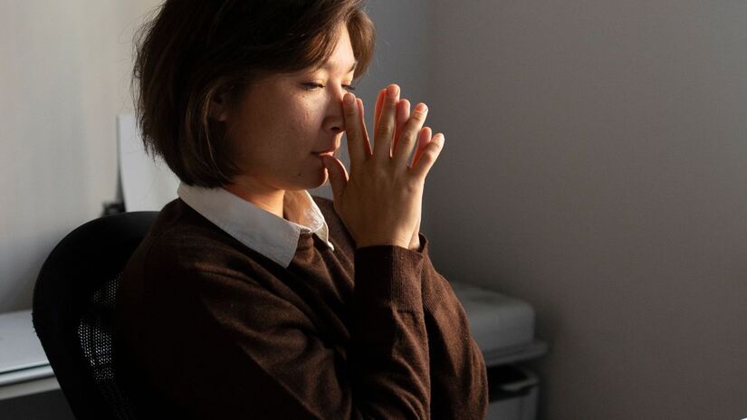 Ao transformar pensamento em fala, o cérebro cria uma 'linha de comando' mais clara para executar ações/Freepik