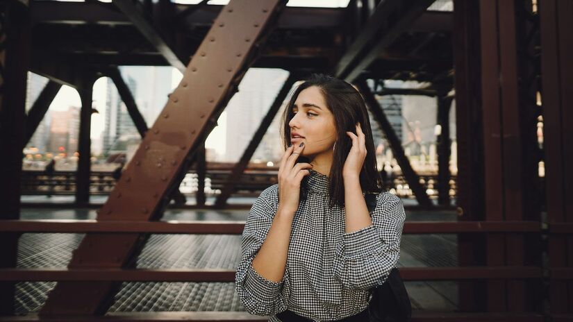 Pessoas falam sozinhas para se lembrar de etapas, revisar ideias ou planejar o próximo passo/Freepik