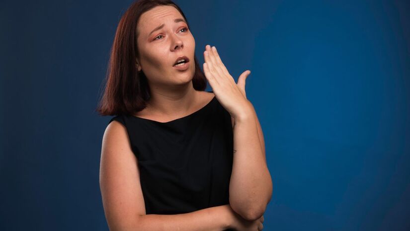 É parte do desenvolvimento cognitivo, e adultos mantêm o hábito como estratégia mental automática/Freepik