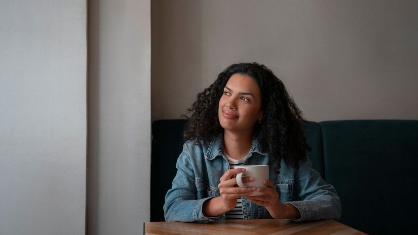 Na maioria dos casos, falar sozinho é apenas uma forma de organizar raciocínios internos/Freepik