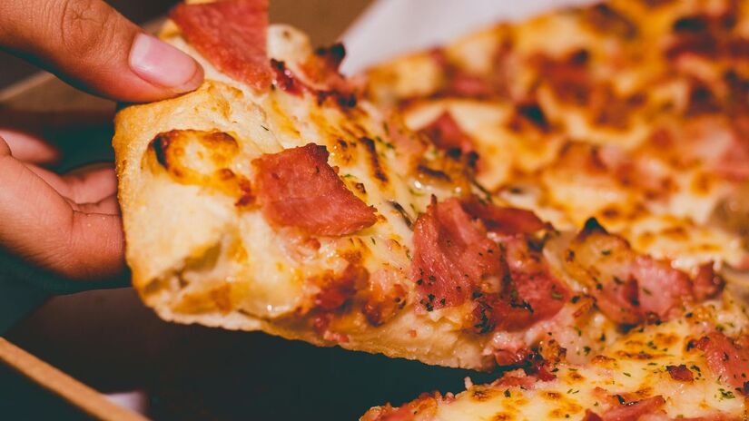 Em 2019, a Pizza Hut detinha 22,6% de participação no mercado de pizzas nos EUA. Cinco anos depois, esse percentual caiu para 19,8%, segundo dados do Barclays (Muffin Creatives/Pexels)