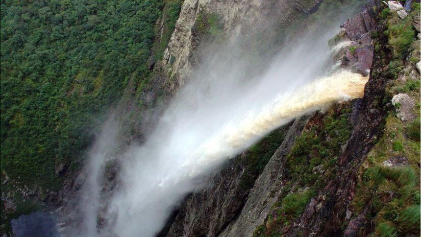 Névoa formada pela queda d'água de 340 metros cria efeito visual único e encanta visitantes no Vale do Capão