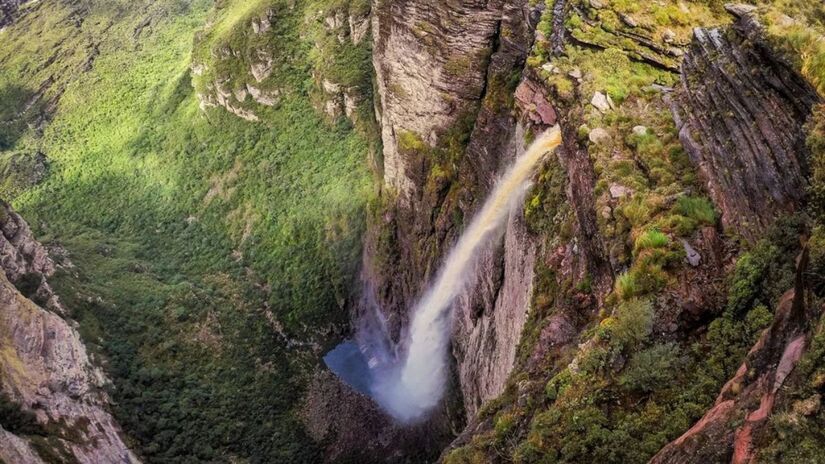 Cachoeira da Fumaça, na Chapada Diamantina, exibe o fenômeno em que a água sobe ao ser empurrada pelo vento / Fotos: Divulgação