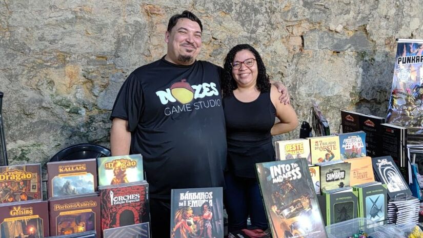 Já o casal Jonas Picholaro e Elisângela Cristina Corrêa estão pela primeira vez no evento com o estande da "Nozes Game Studio" (Gabriel Fernandes/DL)