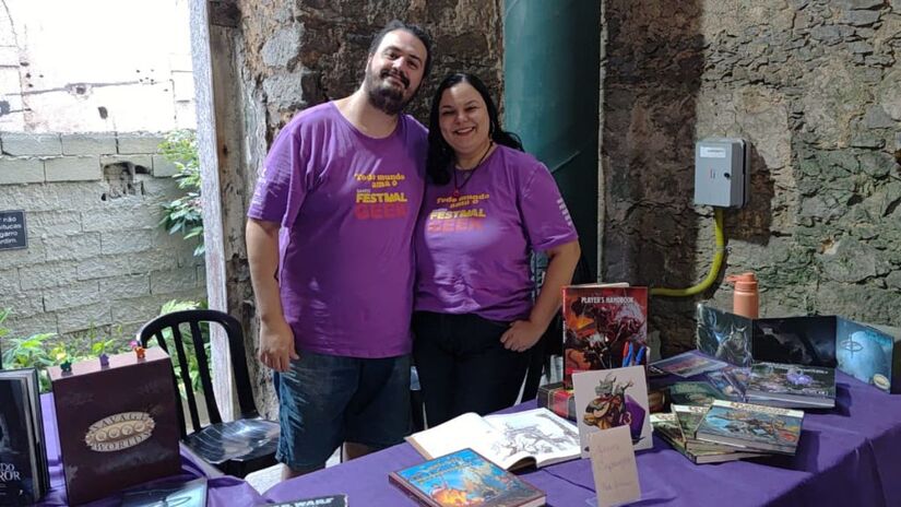Fundada pelo casal Sarah Bevevino e Álvaro Ramos, o grupo de RPG "Contos Lúdicos" marca presença em mais uma edição do Festival Geek (Gabriel Fernandes/DL)