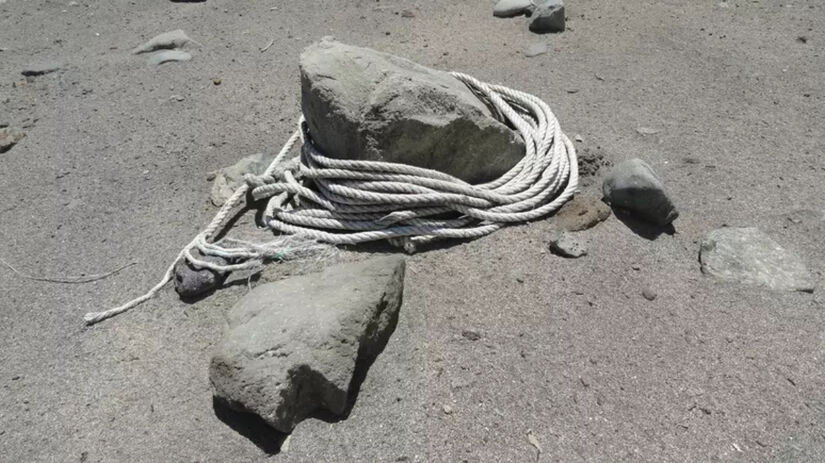 Os pesquisadores identificaram bóias, redes de pesca, cordas, fragmentos de embarcações e pequenas esferas de plástico industrial / Reprodução/Fernanda Avelar