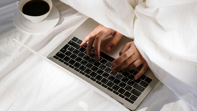 Mesmo sem sentir tanta sede, o frio e o ar seco aumentam a perda de água do corpo/Pexels