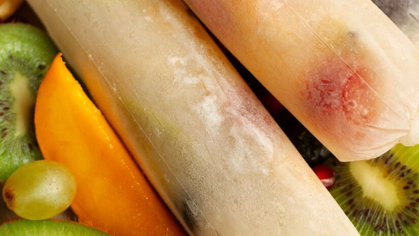 Geladinho Cremoso de Coco é feito com ingredientes naturais (coco ralado e leite vegetal/tradicional) e adoçantes naturais, sendo a opção perfeita para matar a vontade de doce sem exageros/Freepik