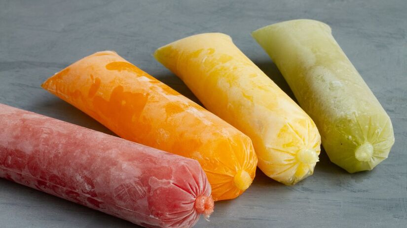 Além de prático, o coco fornece gorduras boas que promovem saciedade e ajudam a manter a energia. Perfeito para lanches da tarde nos dias quentes/Freepik