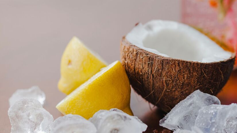 Armazenado corretamente nos saquinhos e no fundo do freezer, seu estoque de Geladinho Cremoso de Coco pode durar até 30 dias, garantindo um doce leve e acessível sempre à mão/Freepik