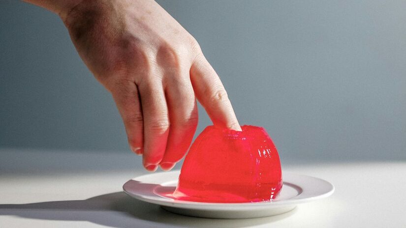 A gelatina é um agente espessante essencial, usado para dar estrutura e estabilidade a mousses, pudins, cheesecakes e até caldos na culinária profissional/Pexels