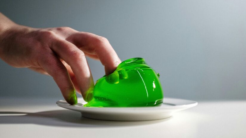 A gelatina é uma aliada das dietas de baixa caloria. Use versões diet ou incolor e adicione frutas frescas, como morango ou kiwi, para um lanche refrescante e nutritivo/Pexels