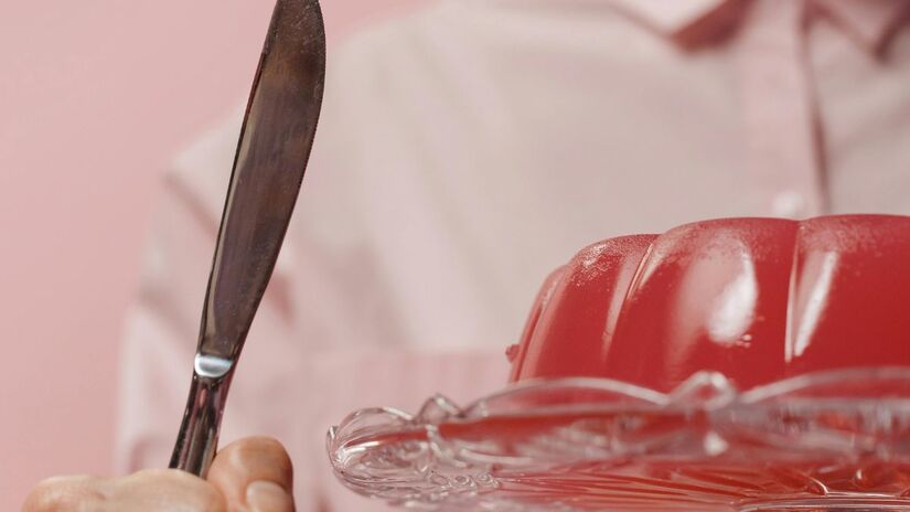 A maioria das gelatinas precisa de um tempo mínimo de 4 horas na geladeira para atingir a consistência firme ideal. Não apresse o processo para garantir a textura perfeita/Pexels