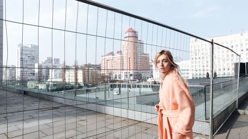 O vidro laminado é fabricado para não estilhaçar em caso de quebra, retendo os fragmentos. Isso o torna uma opção de segurança superior e mais elegante que as grades tradicionais, ideal para projetos contemporâneos/Freepik