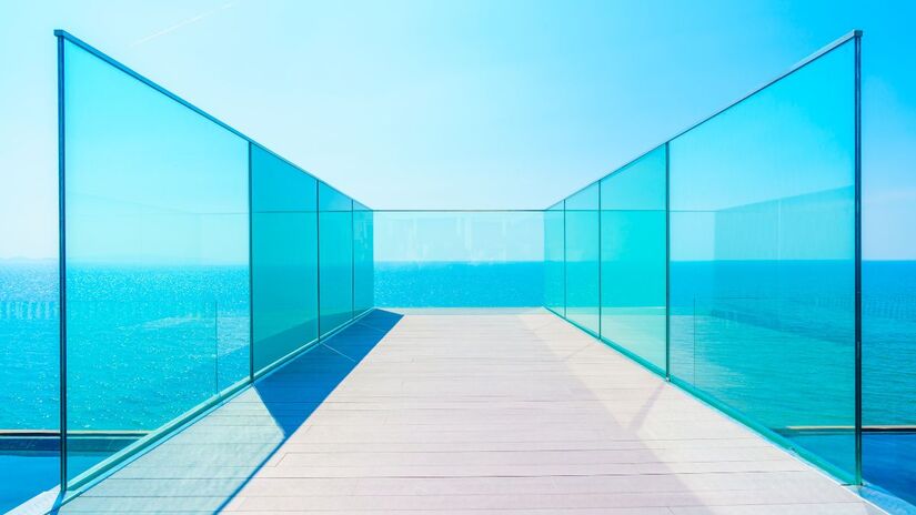 Ao contrário do ferro, que exige pintura e proteção contra ferrugem, as fachadas de vidro exigem apenas limpeza ocasional. O design limpo se integra facilmente com madeira, pedra e concreto, valorizando a fachada/Freepik