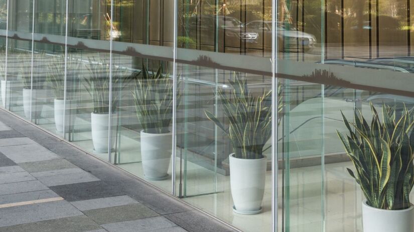 O uso de vidros foscos ou serigrafados permite o controle da privacidade, impedindo a visão direta da rua, mas sem comprometer a entrada de luz natural. É a solução perfeita para quem busca ambientes abertos e luminosos/Freepik