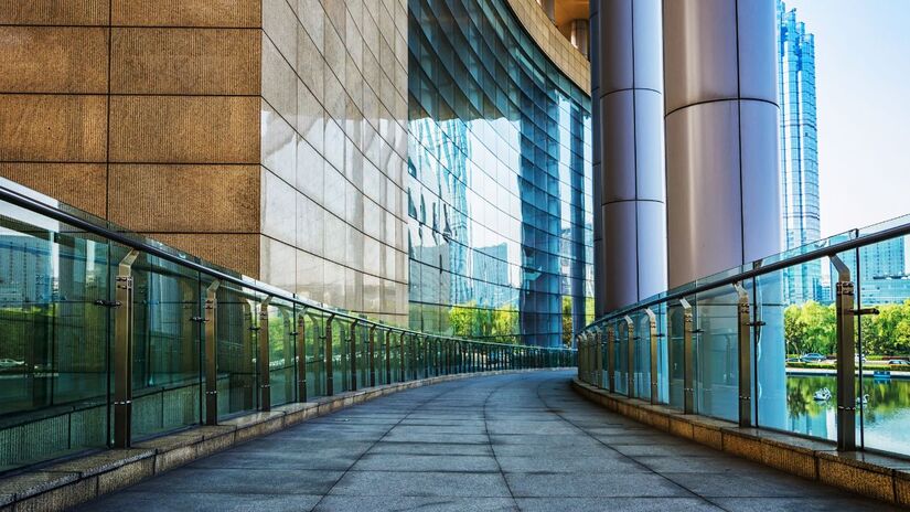 As fachadas de vidro de segurança representam uma evolução na proteção residencial. Elas abandonam o aspecto pesado das grades e criam uma imagem de casa moderna, segura e com uma estética sofisticada, especialmente quando iluminadas à noite/Freepik