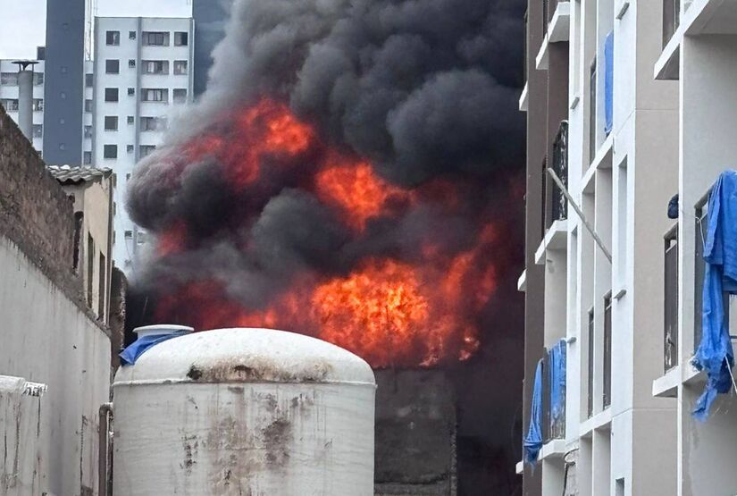 Um grave incêndio atingiu a região do Brás no início da tarde desta sexta-feira (14), na rua Martin Buchard, localizado próximo a estação da CPTM/Leitor DL