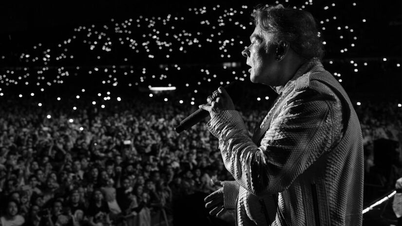 Você sabia que a brasileira Beta Lebeis, natural de Santos (SP), é a assistente pessoal e figura de confiança de Axl Rose há mais de duas décadas? Sua família é o núcleo de apoio do vocalista/Reprodução/Instagram