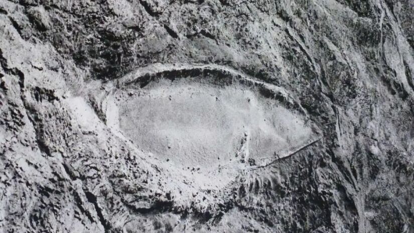 Fotografia feita em 1961 por Ara Güler mostrando a formação de Durupınar, já então associada à possível localização da Arca de Noé/ Noahsarkscans.com