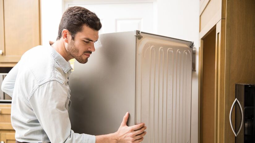 Puxar geladeira, fogão e outros aparelhos elimina a sujeira escondida e evita acúmulos que dificultam a faxina futura/ tonodiaz/Freepik