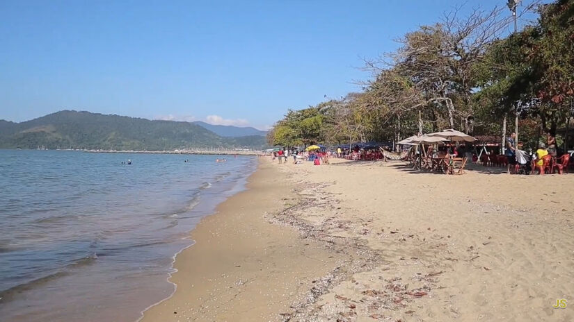 A substância, acumulada no fundo raso da praia, conquistou fama pelo efeito esfoliante / Reprodução/YouTube Jéssica Siqueira