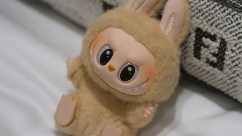 O Labubu tem uma estética "monstrinha divertida" e é vendido em "blind box" (caixa surpresa)/Unsplash