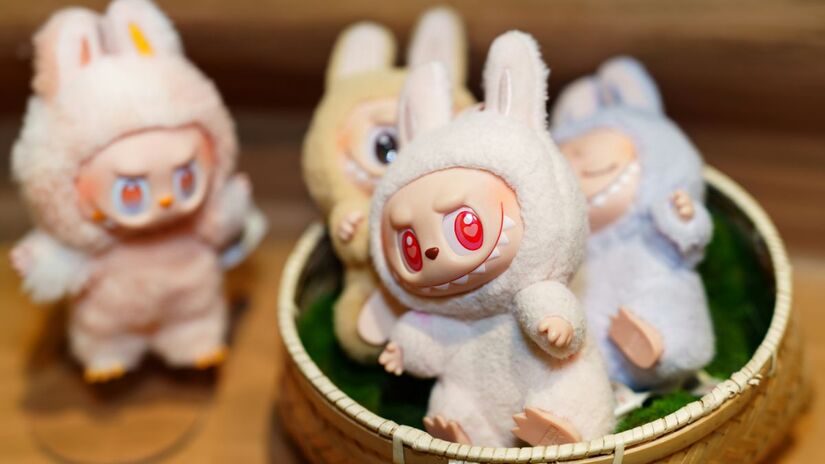 A popularidade entre o público infantil coloca as crianças em potencial risco de engolir peças ou de se ferir com o produto/Unsplash