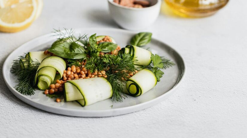 A lentilha é uma excelente fonte de ferro, sendo fundamental para prevenir a anemia. Para otimizar a absorção desse nutriente, combine-a com alimentos ricos em Vitamina C, como pimentão ou limão/Pexels