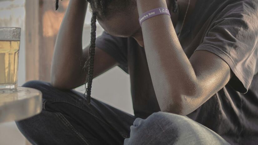 A letologia tende a ocorrer com mais frequência em momentos de estresse, cansaço ou tensão, desaparecendo em segundos ou minutos/Pexels