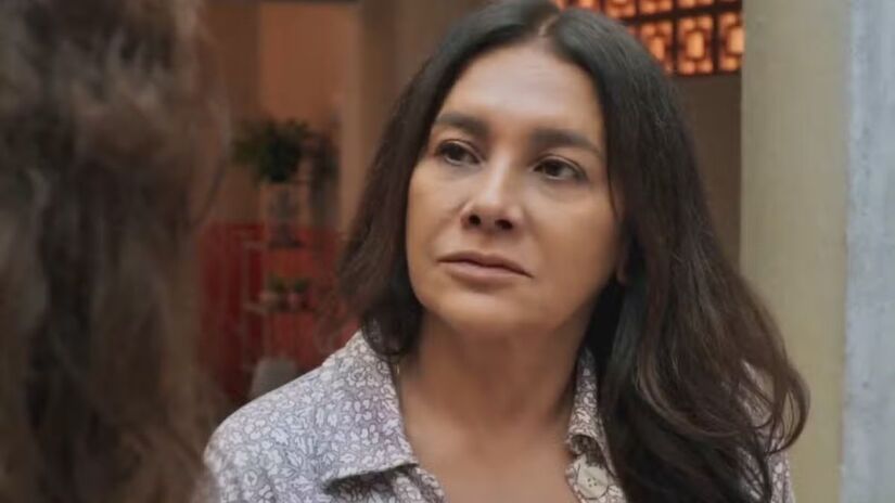 Ela está piorando porque, sem saber, está tomando medicamentos falsificados distribuídos pela empresa dos vilões Santiago Ferette (Murilo Benício) e Arminda (Grazi Massafera)/Reprodução/Globo