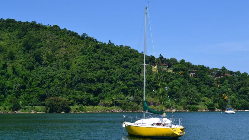 Sol, mar e Mata Atlântica abraçando a costa de Ubatuba como abraço de vó na porta da casa / Pixabay