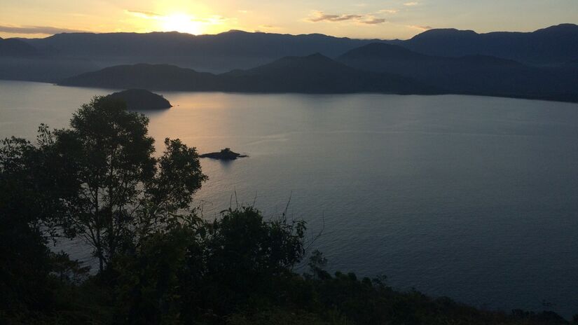 A vida na praia encontra o cotidiano e o cenário vira pura poesia urbana à beira-mar / Pixabay