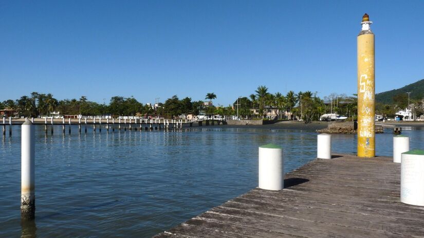 Pôr do sol no Itaguá, sandália caída na areia e o coração leve  esse é o mood da Ubatuba que a gente ama / Pixabay