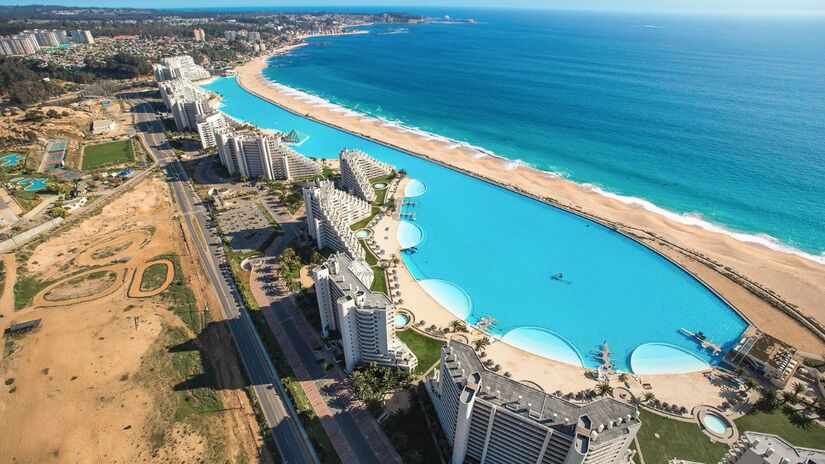 Tecnologia patenteada permite criar praias tropicais com água cristalina em locais inesperados / Divulgação/Crystal Lagoons