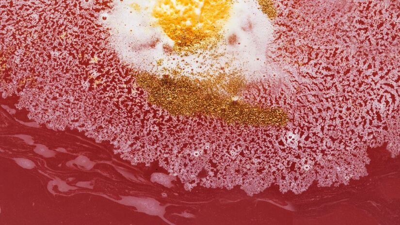 Especialistas explicam que a coloração avermelhada pode indicar desequilíbrios ambientais / Freepik