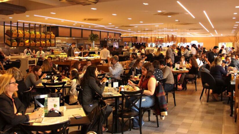 A padaria fica aberta durante 24 horas e quase sempre está lotada de clientes (Divulgação)