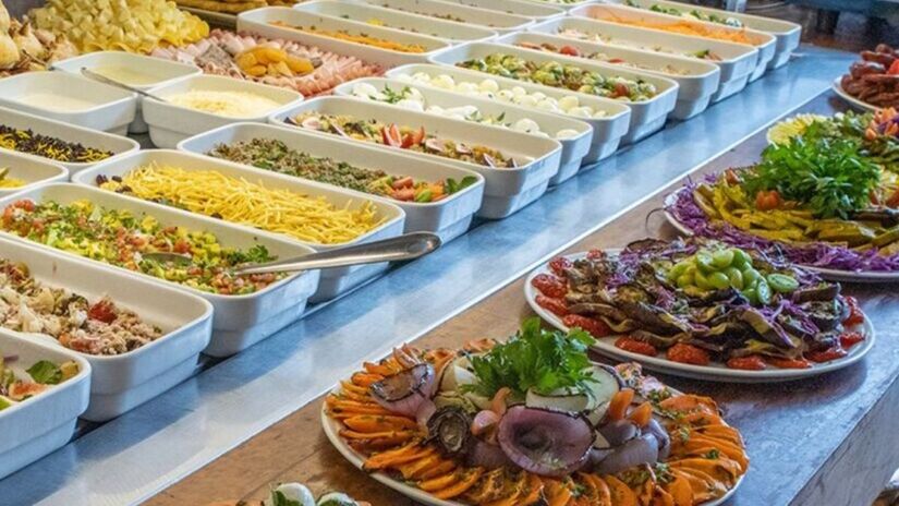 O espaço ainda oferece diversas opções para o café da manhã, almoço e jantar, além de doces, salgados, pizzas e um buffet de brunch (Divulgação)