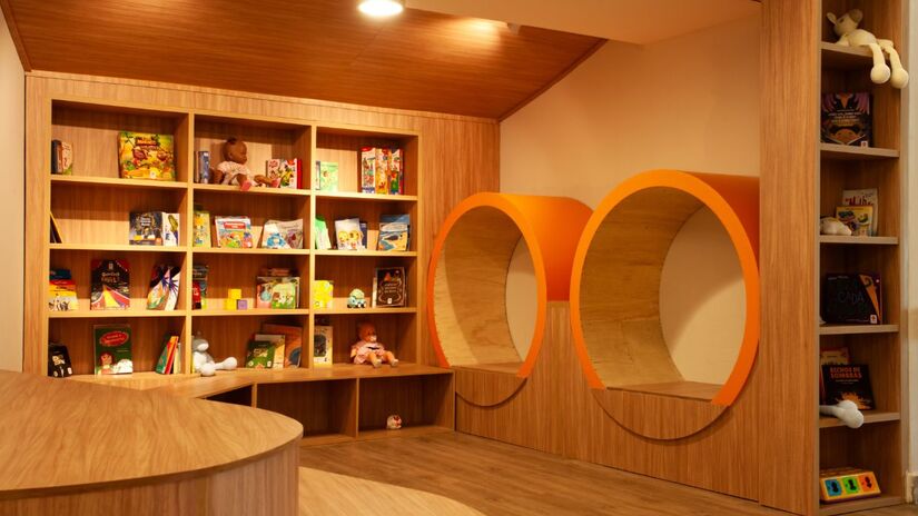 Monitores animam as noites das crianças enquanto os pais relaxam no resort (Divulgação)