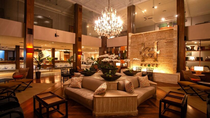 Café da manhã servido com vista para o jardim tropical do resort (Divulgação)