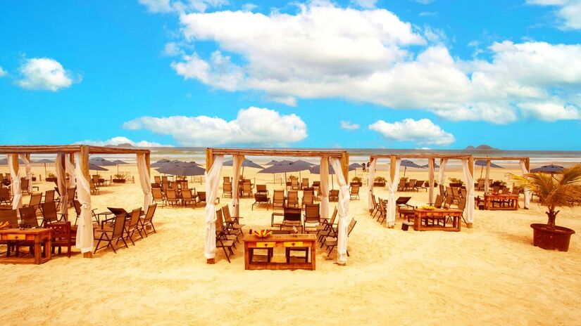 O Beach Club do Casa Grande é um convite ao lazer à beira-mar (Divulgação)