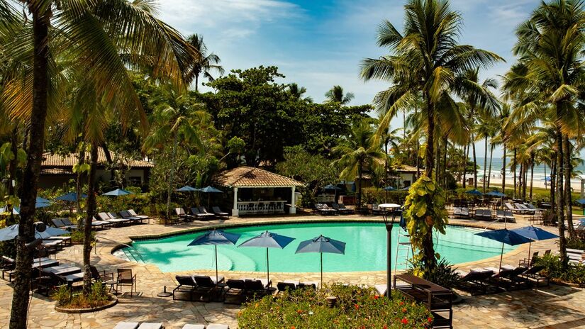 Piscina principal do Casa Grande, com vista panorâmica para o mar (Divulgação)